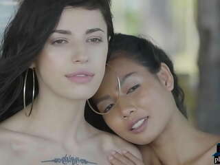 Minyatür Asyalı ve Rus ergen lezbiyenler açık havada poz (Kız Japonca Seks Filmi)