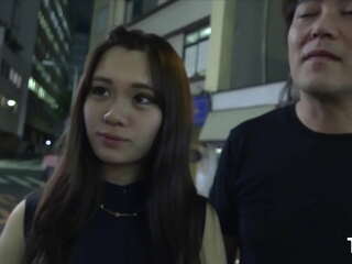 Csintalan Japán lány Aiko van egy hármasban a barátjával. (Barna Japán Szex Film)